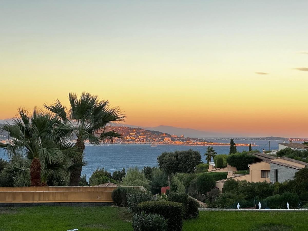 Vue Et Sur La Baie De Cannes Piscine 450m2 Randonnee Vtt Au Pied De L Esterel *